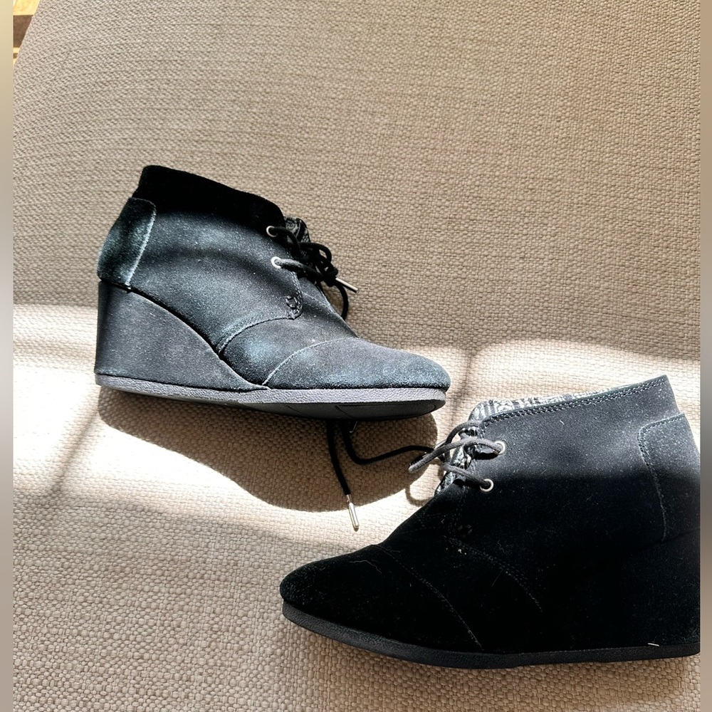 Women’s 8 Tom suede wedges
